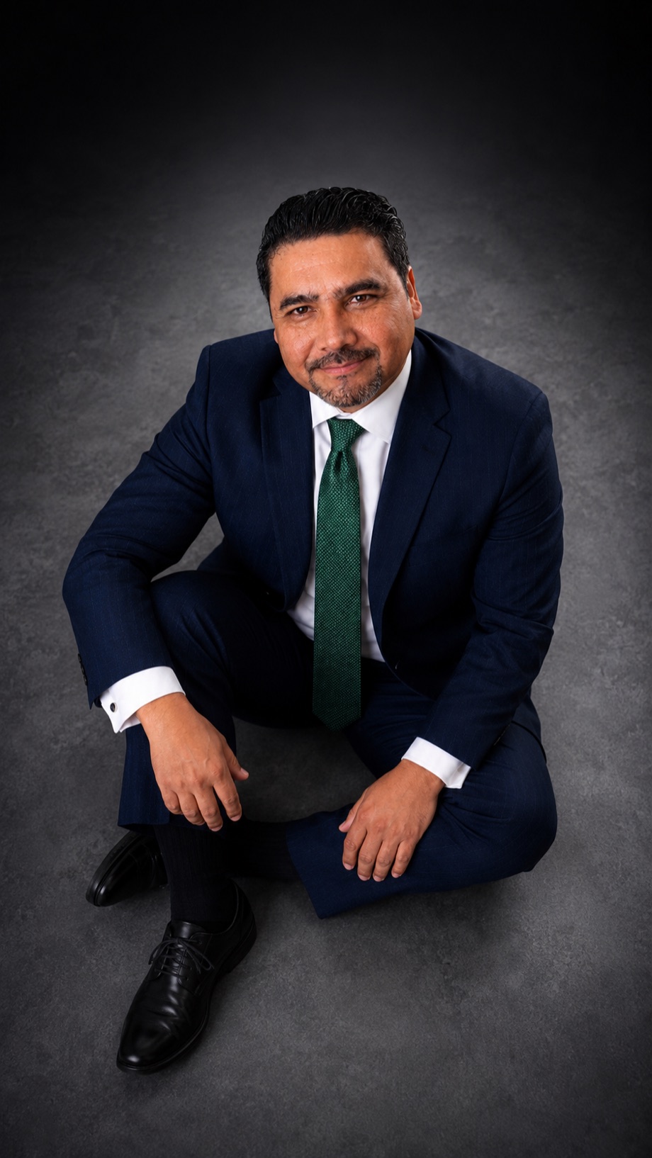 Retrato editorial del abogado Marcelo Valenzuela